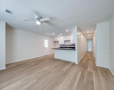 1721 W Walker Street - Photo Thumbnail 5