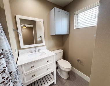 301 E Brockett Street - Photo Thumbnail 12