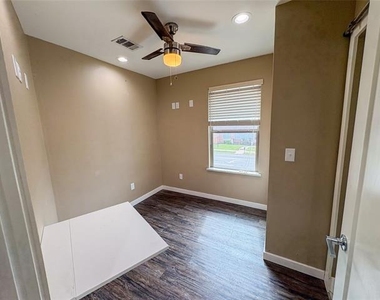 301 E Brockett Street - Photo Thumbnail 9