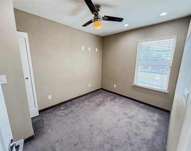 301 E Brockett Street - Photo Thumbnail 7