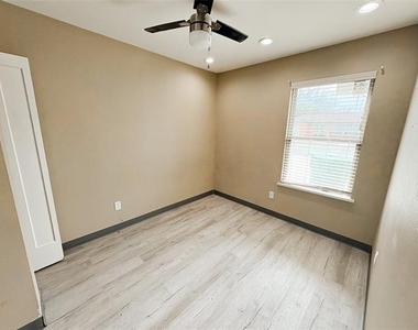 301 E Brockett Street - Photo Thumbnail 3