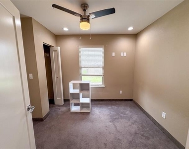 301 E Brockett Street - Photo Thumbnail 14
