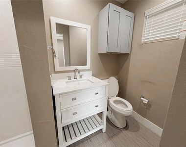 301 E Brockett Street - Photo Thumbnail 8