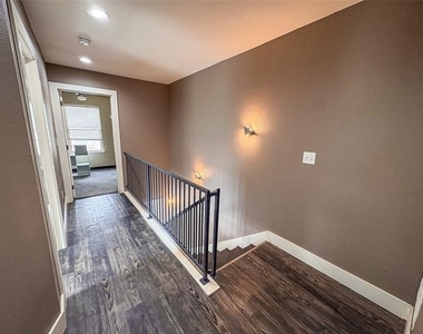 301 E Brockett Street - Photo Thumbnail 6