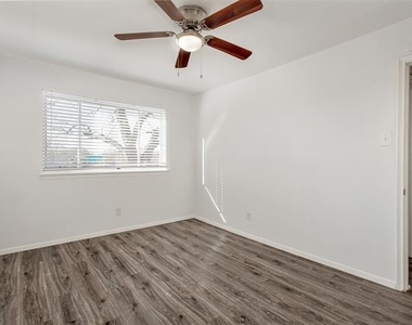 5722 Gaston Avenue - Photo Thumbnail 15