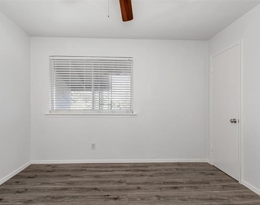 5722 Gaston Avenue - Photo Thumbnail 19