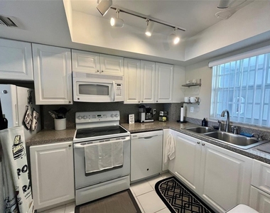 140 Ne 28th Avenue - Photo Thumbnail 2