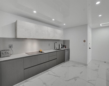 2500 Parkview Drive - Photo Thumbnail 6