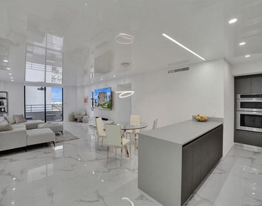 2500 Parkview Drive - Photo Thumbnail 8