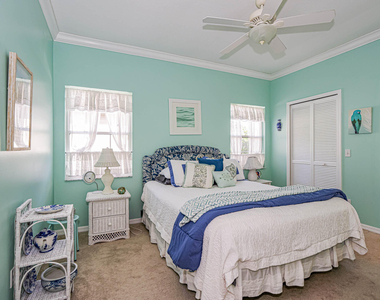 335 Hawthorne Lane - Photo Thumbnail 21