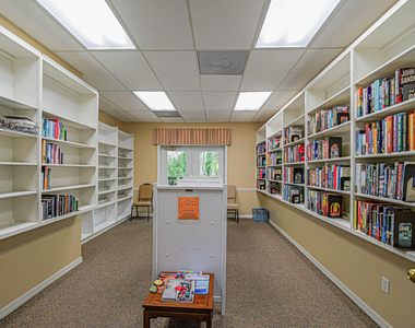 335 Hawthorne Lane - Photo Thumbnail 32