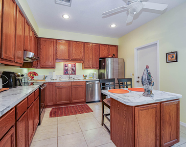 335 Hawthorne Lane - Photo Thumbnail 10