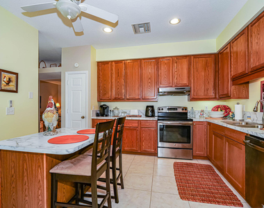 335 Hawthorne Lane - Photo Thumbnail 11