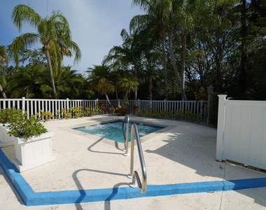 335 Hawthorne Lane - Photo Thumbnail 36