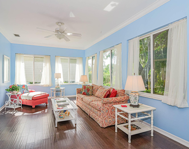 335 Hawthorne Lane - Photo Thumbnail 8