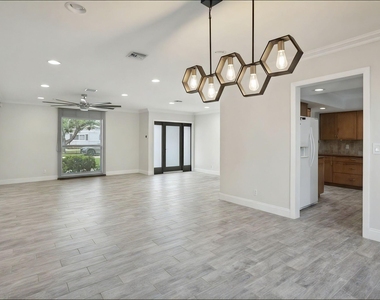 603 Se 7th Avenue - Photo Thumbnail 5