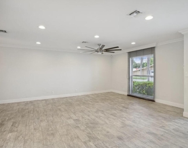 603 Se 7th Avenue - Photo Thumbnail 2