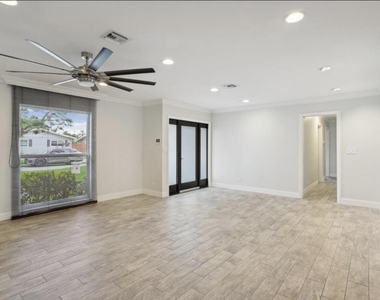 603 Se 7th Avenue - Photo Thumbnail 1