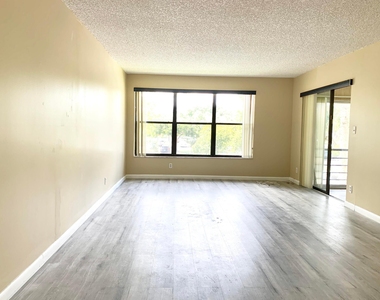 2312 S Cypress Bend Drive - Photo Thumbnail 11