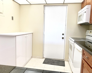 2312 S Cypress Bend Drive - Photo Thumbnail 10