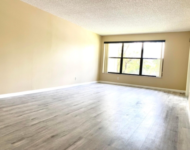 2312 S Cypress Bend Drive - Photo Thumbnail 13