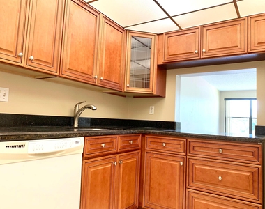 2312 S Cypress Bend Drive - Photo Thumbnail 4