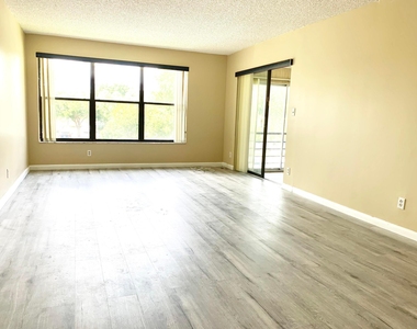 2312 S Cypress Bend Drive - Photo Thumbnail 12