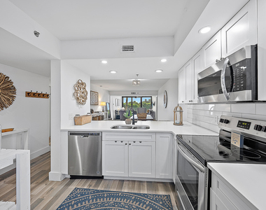 101 S Seas Drive - Photo Thumbnail 4