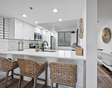 101 S Seas Drive - Photo Thumbnail 12
