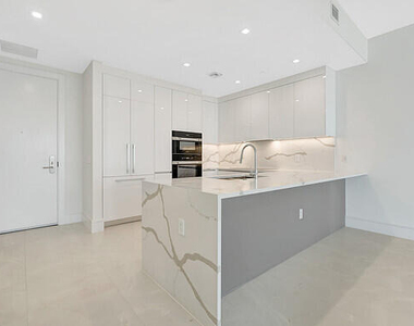 220 Lake Shore Drive - Photo Thumbnail 3
