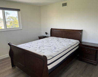 2668 Garden Drive N - Photo Thumbnail 8