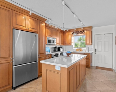 140 Ne 28th - Photo Thumbnail 8