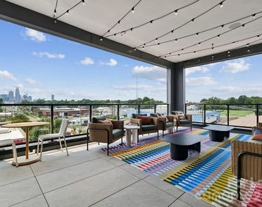 2222 N Tryon Street - Photo Thumbnail 4