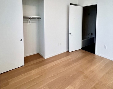889 Francisco Street - Photo Thumbnail 12