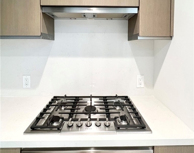 889 Francisco Street - Photo Thumbnail 2