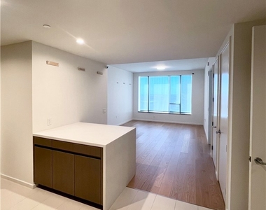 889 Francisco Street - Photo Thumbnail 6