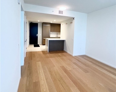 889 Francisco Street - Photo Thumbnail 4