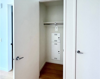 889 Francisco Street - Photo Thumbnail 14