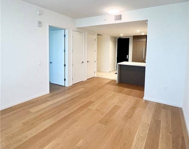 889 Francisco Street - Photo Thumbnail 5