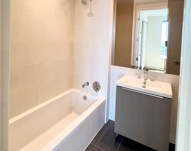 889 Francisco Street - Photo Thumbnail 15