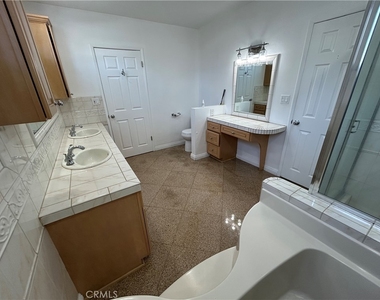 24010 Hatteras - Photo Thumbnail 14