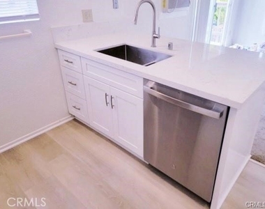 410 S Orange Avenue S - Photo Thumbnail 2