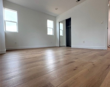 136 1/2 N Carondelet - Photo Thumbnail 1