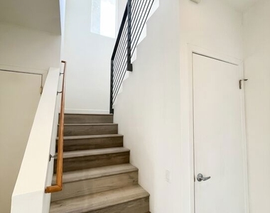 1188 W 36th Place - Photo Thumbnail 4