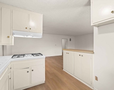 15540 Moorpark Street - Photo Thumbnail 4