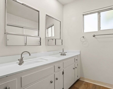 15540 Moorpark Street - Photo Thumbnail 9