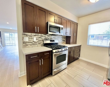 1552 Berkeley Street - Photo Thumbnail 5