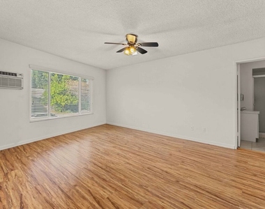 15540 Moorpark Street - Photo Thumbnail 10