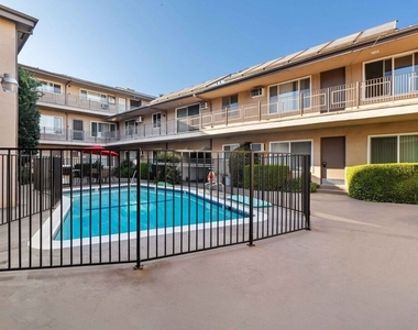15540 Moorpark Street - Photo Thumbnail 14