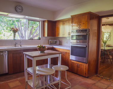 1070 Norumbega Drive - Photo Thumbnail 8